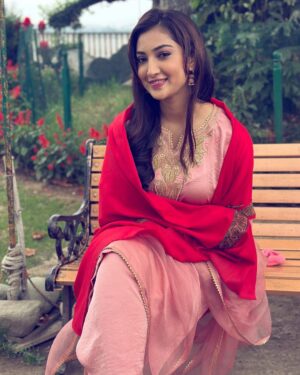 Isha Sharma Instagram - Presenting to you , my first look from the first promo film of "Pashminna.

•
•
Stay tuned……
@alchemyfilmsprivatelimited 
@sonysab 
@siddharthpmalhotra