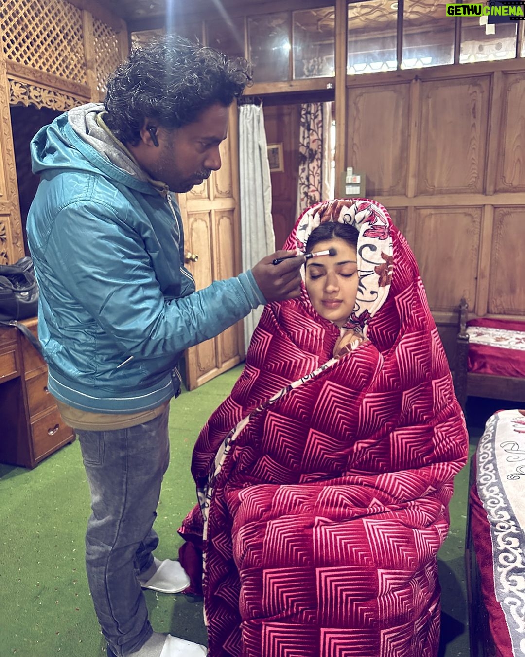 Isha Sharma Instagram - Now do my makeup @chandulalbenvanshi 😎 Ye Kashmir hai mere doston 🫰