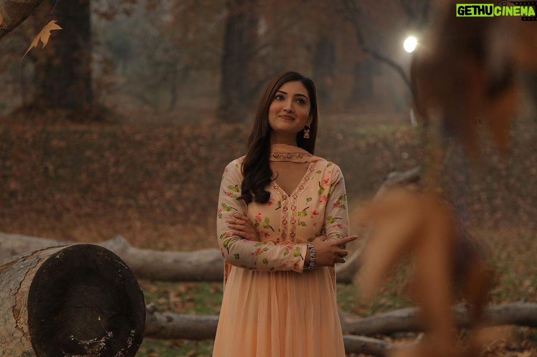 Isha Sharma Instagram - Things to remember this November that you are watching pashminna ❤️ Are you????? A story of a dreamer. A story of a believer. A story of a struggler. • • • 📷 @kaish_cinematics Srinagar, Jammu and Kashmir