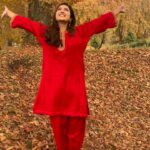 Isha Sharma Instagram - This song is completely going with my vibe. Kashmir is treating us so well.❤️ Completely enjoying my shooting. And this song favourite since childhood kis kis ne iss song pe school mein perform kiya hai…. • • • Beautiful outfit by @tul_palav ❤️