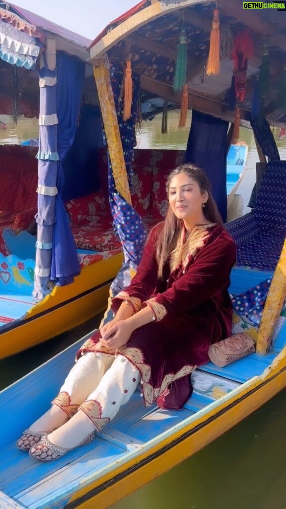 Isha Sharma Instagram - Beauty of Kashmir ❤️ Ishq with isha . Pyaar with Pashminna.