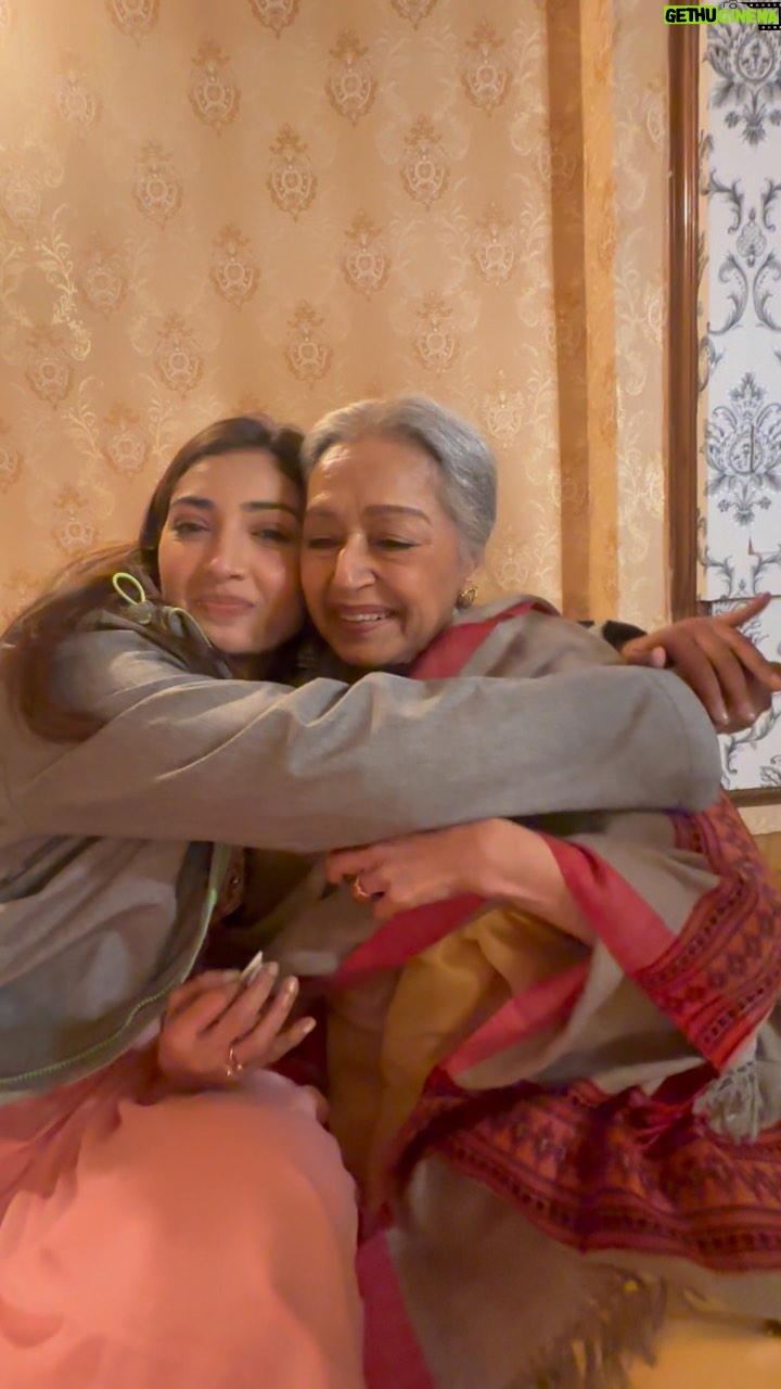 Isha Sharma Instagram - Humare kaam ki khoobasoorti aisi hai ki jo rishte humari zindagi mein nahi hote uska bhi ehsaas karwa dete hain. precious moment of my birthday from my daadi ❤️ Some people make the world so beautiful by just being in it.., and even though its been only a fewdays that we met ,you made me feel so welcome.. your warm hug just reminds of my beautiful grandmother.. thank you ❤️