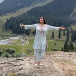 Isha Sharma Instagram - Feel the breeze…..❤️ Guess the place??? Something really very special is on your way…