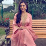 Isha Sharma Instagram - Presenting to you , my first look from the first promo film of "Pashminna. • • Stay tuned…… @alchemyfilmsprivatelimited @sonysab @siddharthpmalhotra Char Chinar (Dal-Lake)