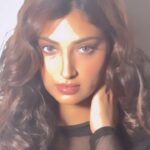 Isha Sharma Instagram - This song…. I think ye bahut sare logon ki favourite playlist mein Hoga Iam I right?? Looks created by @hairbyharrybajwa @kashish_art ..