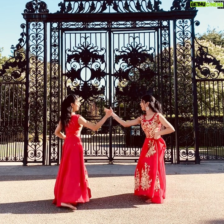 Ishveen Gulati Instagram - Here’s a dance video for you all!! Our feet were burning after making videos this day - dancing on stones here🤭🙈Show your loveeee❤️🧿#teamvleenam #mirrortwins