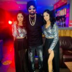Ishveen Gulati Instagram - Wowieeee💫Soo Famm the wait is finally over!!🧿🌎Music video ‘Naagin’ is releasing on the 10th of March - 10/03/2022🤞We are soo damnn excitedd!! Do make sure to check it out and show bohot saara pyaar❤️Can’t wait for you all to see it🙈WMK🙏🏻Picture with the singer himself @singhstreetrecords @iamarsinghofficial #teamvleenam #mirrortwins #musicvideo #twins