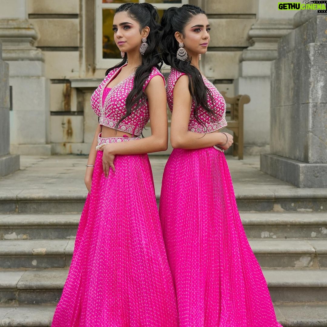Ishveen Gulati Instagram - Rang lageya ishq da💗 #teamvleenam . . MUA & Hairstylist: @geetsoniacademy @zeythennasalon @rosh_deep13 OUTFIT: @neetikas.couture Location: @moorparkgolfclub Event: @kindheartcharity