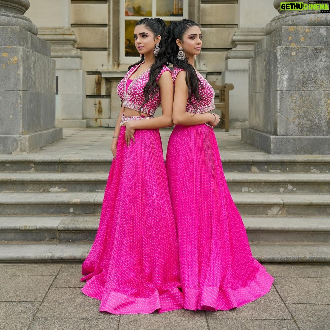Ishveen Gulati Instagram - Rang lageya ishq da💗 #teamvleenam . . MUA & Hairstylist: @geetsoniacademy @zeythennasalon @rosh_deep13 OUTFIT: @neetikas.couture Location: @moorparkgolfclub Event: @kindheartcharity