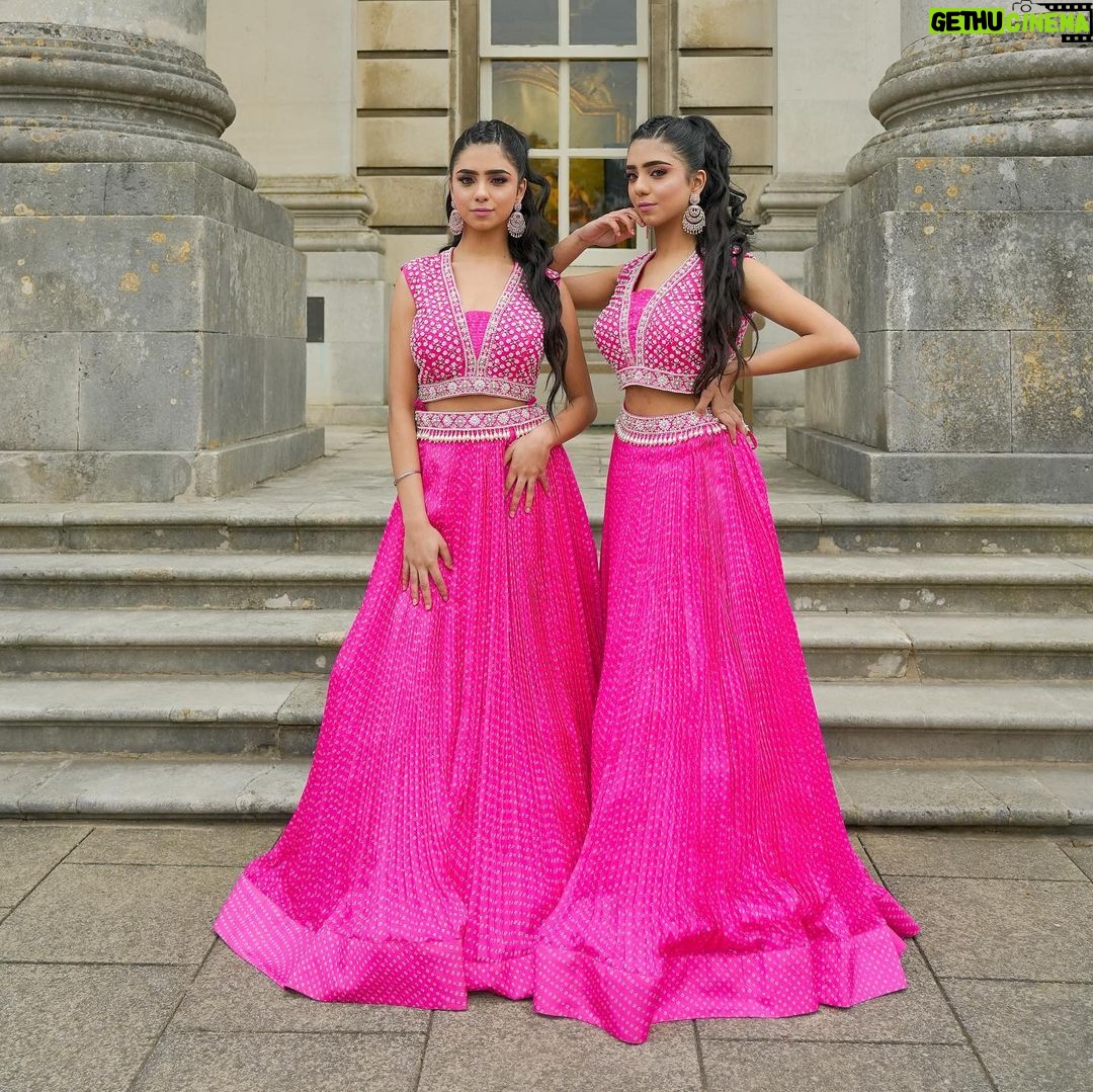Ishveen Gulati Instagram - Rang lageya ishq da💗 #teamvleenam . . MUA & Hairstylist: @geetsoniacademy @zeythennasalon @rosh_deep13 OUTFIT: @neetikas.couture Location: @moorparkgolfclub Event: @kindheartcharity