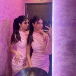 Ishveen Gulati Instagram - Always look on the pink side of life…..💗 #teamvleenam #mirrortwins #twins #twin ✨