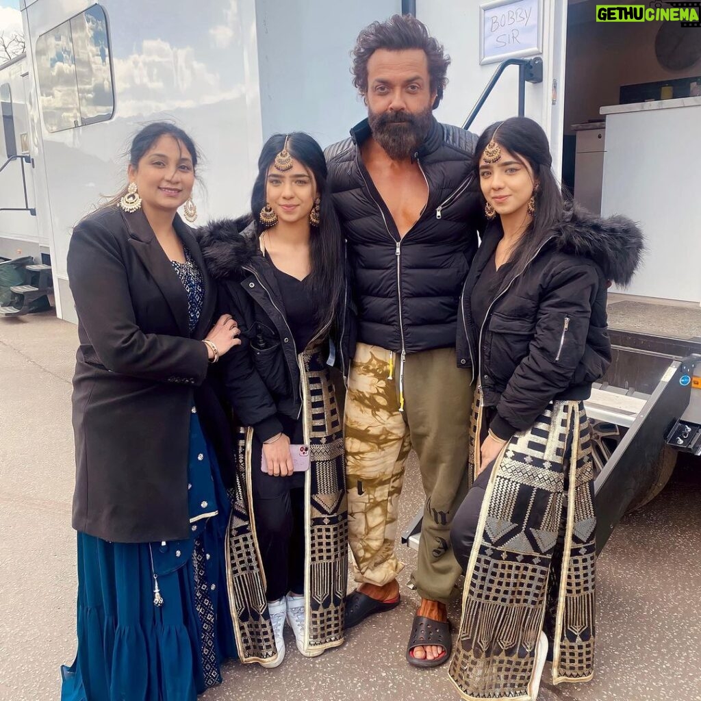 Ishveen Gulati Instagram - What a humble soul! Grateful! Had a few seconds screen time but what an experience🤍 @iambobbydeol ✨ #teamvleenam #mirrortwins #twins #twin ThankYou so much for this opportunity @naila_mughal @nailamughal_entertainment @animalthefilm