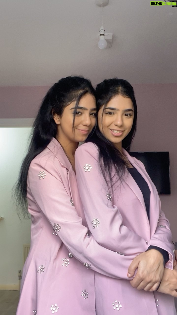 Ishveen Gulati Instagram - No filter🙈❤️#teamvleenam #mirrortwins