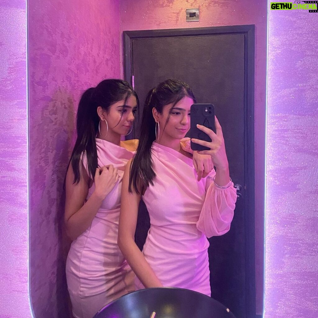 Ishveen Gulati Instagram - Always look on the pink side of life…..💗 #teamvleenam #mirrortwins #twins #twin ✨