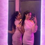 Ishveen Gulati Instagram - Always look on the pink side of life…..💗 #teamvleenam #mirrortwins #twins #twin ✨