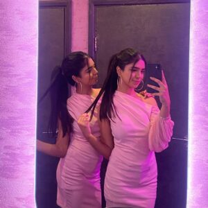 Ishveen Gulati Instagram - Always look on the pink side of life…..💗

#teamvleenam #mirrortwins #twins #twin ✨