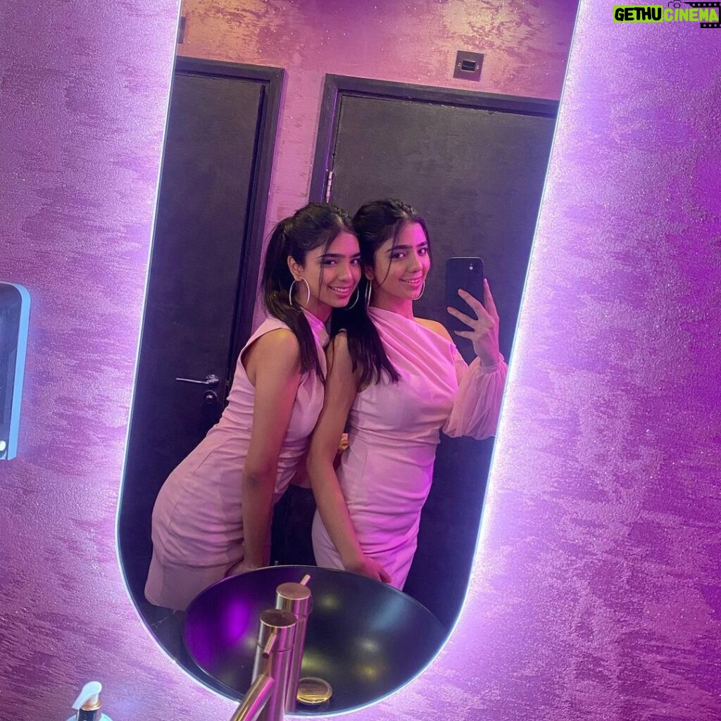 Ishveen Gulati Instagram - Always look on the pink side of life…..💗 #teamvleenam #mirrortwins #twins #twin ✨