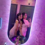 Ishveen Gulati Instagram - Always look on the pink side of life…..💗 #teamvleenam #mirrortwins #twins #twin ✨