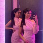 Ishveen Gulati Instagram - Always look on the pink side of life…..💗 #teamvleenam #mirrortwins #twins #twin ✨