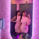 Ishveen Gulati Instagram - Always look on the pink side of life…..💗 #teamvleenam #mirrortwins #twins #twin ✨