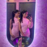 Ishveen Gulati Instagram - Always look on the pink side of life…..💗 #teamvleenam #mirrortwins #twins #twin ✨