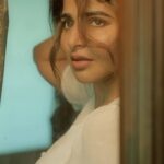 Iswarya Menon Instagram – Hey you 🤨
Disclaimer – Try not to fall in love with me 💋😜
.
📷 @g_vigneshwaran_ 
@noormakeup_mehndi