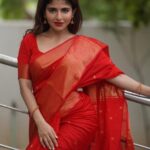 Iswarya Menon Instagram – Wᴇᴀʀɪɴɢ ᴛʜᴇ ᴘᴇʀғᴇᴄᴛ ʀᴇᴅ ғᴏʀ ᴀ ᴘᴇʀғᴇᴄᴛ Cʜʀɪsᴛᴍᴀs! ❤️
#ᴍᴇʀʀʏᴄʜʀɪsᴛᴍᴀs ᴀʟʟ ᴏғ ʏᴏᴜ 💋
P.s ᴀʟᴡᴀʏs ᴀ sᴀʀᴇᴇ ɢɪʀʟ 🫶🏼
.
📸 @camerasenthil 
@thepallushop 
@jeevithamakeupartistry 
#priya
@aaranyarentaljewellery 
@rrajeshananda