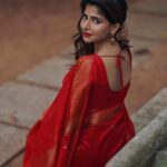 Iswarya Menon Instagram – Wᴇᴀʀɪɴɢ ᴛʜᴇ ᴘᴇʀғᴇᴄᴛ ʀᴇᴅ ғᴏʀ ᴀ ᴘᴇʀғᴇᴄᴛ Cʜʀɪsᴛᴍᴀs! ❤️
#ᴍᴇʀʀʏᴄʜʀɪsᴛᴍᴀs ᴀʟʟ ᴏғ ʏᴏᴜ 💋
P.s ᴀʟᴡᴀʏs ᴀ sᴀʀᴇᴇ ɢɪʀʟ 🫶🏼
.
📸 @camerasenthil 
@thepallushop 
@jeevithamakeupartistry 
#priya
@aaranyarentaljewellery 
@rrajeshananda