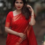 Iswarya Menon Instagram – Wᴇᴀʀɪɴɢ ᴛʜᴇ ᴘᴇʀғᴇᴄᴛ ʀᴇᴅ ғᴏʀ ᴀ ᴘᴇʀғᴇᴄᴛ Cʜʀɪsᴛᴍᴀs! ❤️
#ᴍᴇʀʀʏᴄʜʀɪsᴛᴍᴀs ᴀʟʟ ᴏғ ʏᴏᴜ 💋
P.s ᴀʟᴡᴀʏs ᴀ sᴀʀᴇᴇ ɢɪʀʟ 🫶🏼
.
📸 @camerasenthil 
@thepallushop 
@jeevithamakeupartistry 
#priya
@aaranyarentaljewellery 
@rrajeshananda