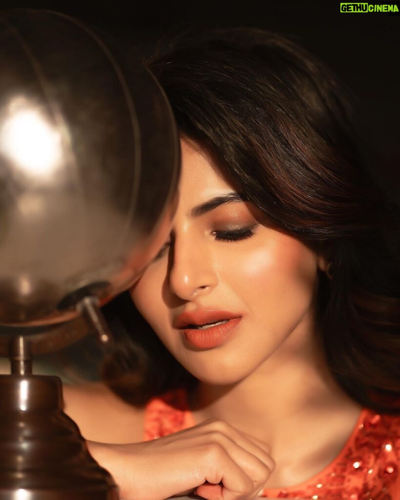 Iswarya Menon Instagram - Can’t think of a caption! 🤔 So why don’t you get creative and write one for me? 🧡😝 . 📷 @storiesbypreetham 📸 @labelnehagangolli @ramya_mua @preethinarayanan @saree_drapist_kalai_hairstyle @pepperfry
