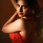 Iswarya Menon Instagram - Can’t think of a caption! 🤔 So why don’t you get creative and write one for me? 🧡😝 . 📷 @storiesbypreetham 📸 @labelnehagangolli @ramya_mua @preethinarayanan @saree_drapist_kalai_hairstyle @pepperfry