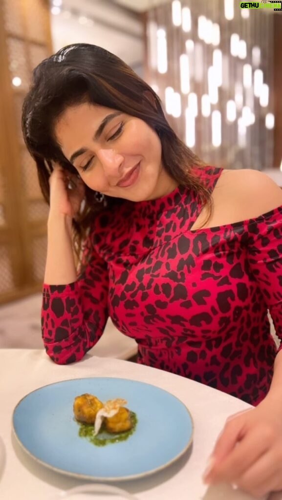 Iswarya Menon Instagram - Two things that make me smile ♥️ YOU (yes Youuuu!!!) & food 💋 In that exact order 😉🫶🏼 & also addicted to this song 🎶