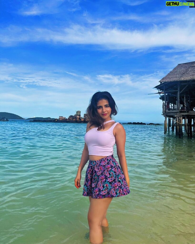 Iswarya Menon Instagram - Falling in love with life every single day 💜💙 #lovelifeanditwillloveyouback
