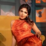 Iswarya Menon Instagram - Can’t think of a caption! 🤔 So why don’t you get creative and write one for me? 🧡😝 . 📷 @storiesbypreetham 📸 @labelnehagangolli @ramya_mua @preethinarayanan @saree_drapist_kalai_hairstyle @pepperfry