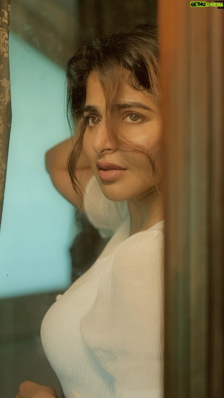 Iswarya Menon Instagram - Hey you 🤨 Disclaimer - Try not to fall in love with me 💋😜 . 📷 @g_vigneshwaran_ @noormakeup_mehndi