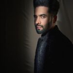 Jackky Bhagnani Instagram - Style vibe: a pinch of Desi, a dash of black 🖤 outfit : @perniaspopupshopmen @amitarora_official Styled by: @styledbypritibuxani Assisted by: @parisajnani Shot by: @realvision333