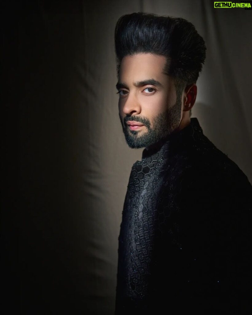 Jackky Bhagnani Instagram - Style vibe: a pinch of Desi, a dash of black 🖤 outfit : @perniaspopupshopmen @amitarora_official Styled by: @styledbypritibuxani Assisted by: @parisajnani Shot by: @realvision333