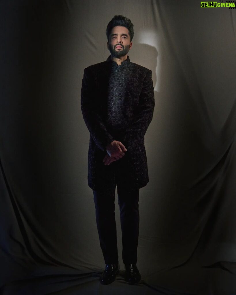Jackky Bhagnani Instagram - Style vibe: a pinch of Desi, a dash of black 🖤 outfit : @perniaspopupshopmen @amitarora_official Styled by: @styledbypritibuxani Assisted by: @parisajnani Shot by: @realvision333