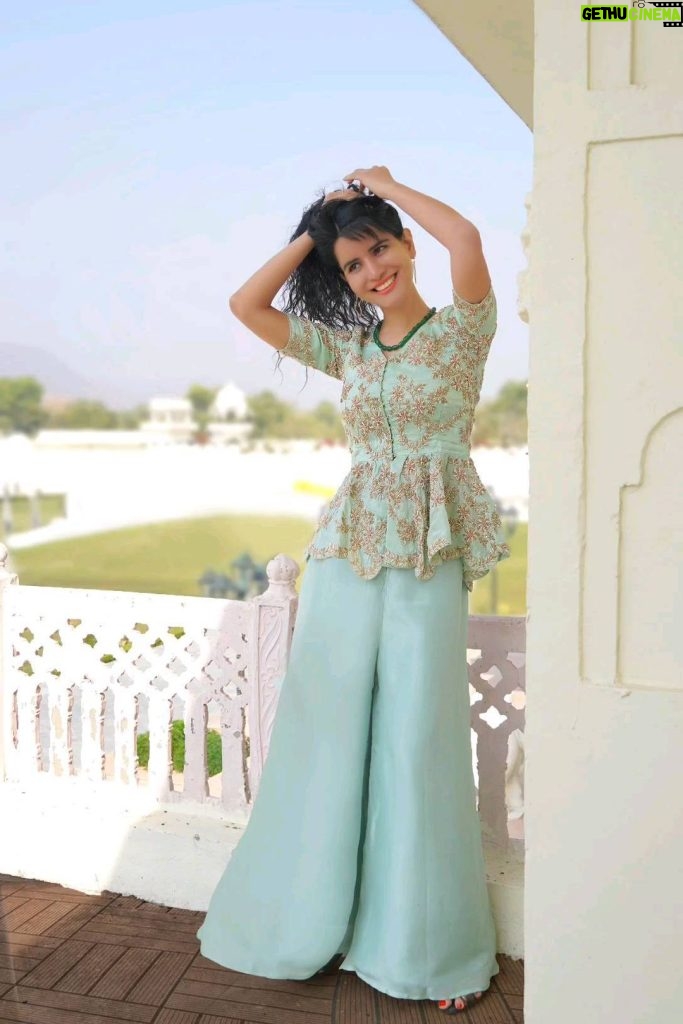 Jashn Agnihotri Instagram - guys @labelsakshibhati is one of my favourite labels when it comes to #fusionwear #indianfashion #dayweareventdresses #eveningdresses #festivewear & #customclothing....& this beautiful outfit that I am wearing in particular makes a powerful statement as an awesome #indianfusion #couture.... friends quickly go check out their unique collection to order your favourite one ❤️