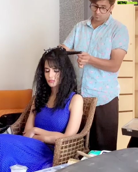 Jashn Agnihotri Instagram - When you are caught taking a #nap on #set as #styling is being done 🙈 Video courtesy : @ishan_makeover @akhil_hairstylist Project :#mainjashanhoon casting by :@gleameofficial #memories #awesomeshoot ❤️