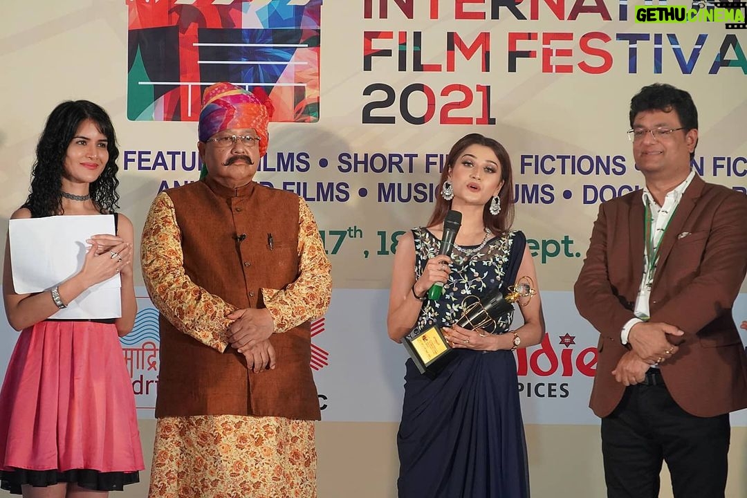Jashn Agnihotri Instagram - #diff2021 #closingceremony #inpictures #orderwise #mitavashisht #akhilendramishra #vindudarasingh #aishwaryarajnikanth #aarushinishank #victorbanerjee #kcbokadia #tourismminister