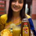Jasmine Rath Instagram – I got the secret to enjoy my bela pana without worrying about my diet!
This Pana Sankranti, enjoy the sweetness of pana with the best quality and Bhala Mitha Thiba Dabur Honey for a guilt free celebration!

 
#PanaSankranti #panasankaranti2023 #panasankaranti  #Celebration  #DaburHoney #StayHealthyStayFit #StayFitFeelYoung  #StayFitwithDaburHoney #OptforNatural #saynotosugar