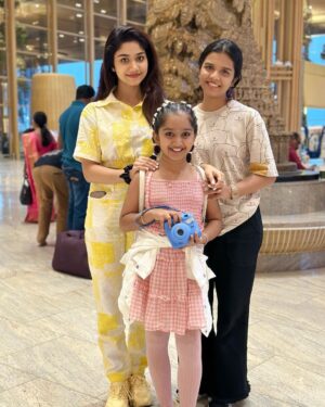 Jasnya Jayadeesh Instagram - En route Sydney (Australia)❤️
@devanandha.malikappuram 😘
@sreyajayadeepofficial____ ❤️