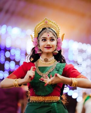Jasnya Jayadeesh Instagram - Annapoorneshwari roopam sweekruthya 🙏❤️🥰
Guru @kannandancekannandance ❤️
Mua 💄 @dilimonveni_official ❤️
Dop 📸 @amal_photographi_ ❤️
Thank you @abhilash__pillaii etta for Providing me the opportunity to perform at my favourite @chottanikkaradevi temple for past two years 🥰❤️
