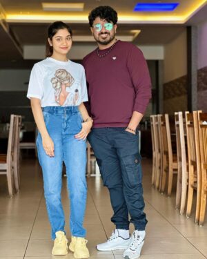 Jasnya Jayadeesh Instagram - Finally we met @bibingeorge.onair after planning for so long ❤️🥰
Such an energetic vibrant person u are 🥹❤️it was amazing meeting u etta 🥰❤️
Pc @arun_anedath ❤️