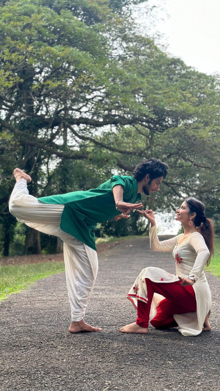 Jasnya Jayadeesh Instagram - Dancing is my therapy, my happy place, and my love language. ❤️🤍 one more with @arjun_krishnan_nair ❤️ . Vc @arun_anedath 🤍❤️ . @bhavaragam @indian_classical_nrityaa @indian_classical_nrityakar @indian_classical_culture @indianartgallery . #reelinstagram #reelitfeelit #holareels #viralvideos #reelmalayalam