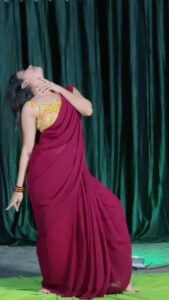 Jasnya Jayadeesh Instagram - Late trend 😜❤️ was planning to shoot this long back ❤️ The #kok swag❤️ @sonymusic_south #kalapakkaara 📸 @arun_anedath 👗 @classymissyin @neethu_jayan2