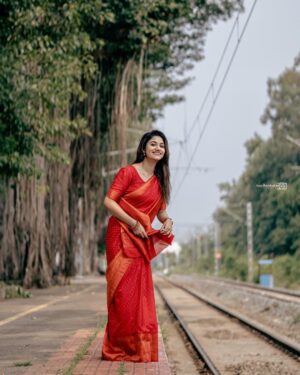 Jasnya Jayadeesh Instagram - Red saree series 🫶🏻❤️ Swipe 👉🏻👉🏻👉🏻 comment ur fav one 
Stills @ajay_prabhakar_ ❤️
Dop @pranavcsubash_photography ❤️
.
.
.
#insta #instagood #instapost #instamood ##instaphoto #instalike #instafashion #instaviral #instadaily #pic #picoftheday #explorepage #explore #photoshoot