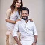 Jasnya Jayadeesh Instagram - When u have more onam pics with you and you can’t control the urge to post it !!❤️ with vishnu ettan @vishnuunnikrishnan.onair 🥰❤️ Designing&styling @sabi_christy ♥️ . Photography @says_sayuj ♥️🥰 . Edit @kiran.ks__ 🥰 . Makeup @kalamandalam_vyshak 🥰 @kebeersulaiman . Studio @picco.kochi