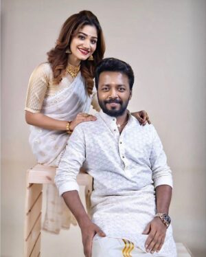 Jasnya Jayadeesh Instagram - When u have more onam pics with you and you can’t control the urge to post it !!❤️ 
with vishnu ettan @vishnuunnikrishnan.onair 🥰❤️

Designing&styling @sabi_christy ♥️
.
Photography @says_sayuj ♥️🥰
.
Edit @kiran.ks__ 🥰
.
Makeup @kalamandalam_vyshak 🥰 @kebeersulaiman 
.
Studio @picco.kochi